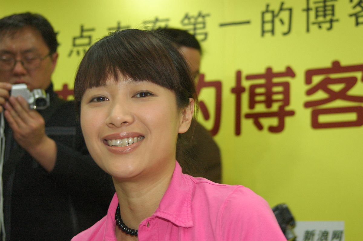 2006年4月11日,徐静蕾的新书《老徐的博客》在北京举办签名会+++_+++