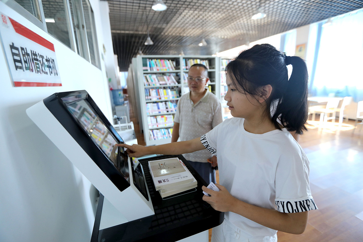 这是一个机票预定系统的数据库数据结构设计 DBMS的使用上系统将采用SQL SERVER系统主要需要维护3张数据表 1航班班次表航班号起飞日期时飞行目的地座位空数商务仓票价经济仓票价间航班班次表保存了所有从本地起飞的班机信息它的主键为航班号。在定位前先查寻座位空数在定位后将修改座位空数。2定位信息表航班号帐单号是否领票定位信息表保存了已定位信息主键为帐单号外部主键为航班号。在旅客领票过程时将用