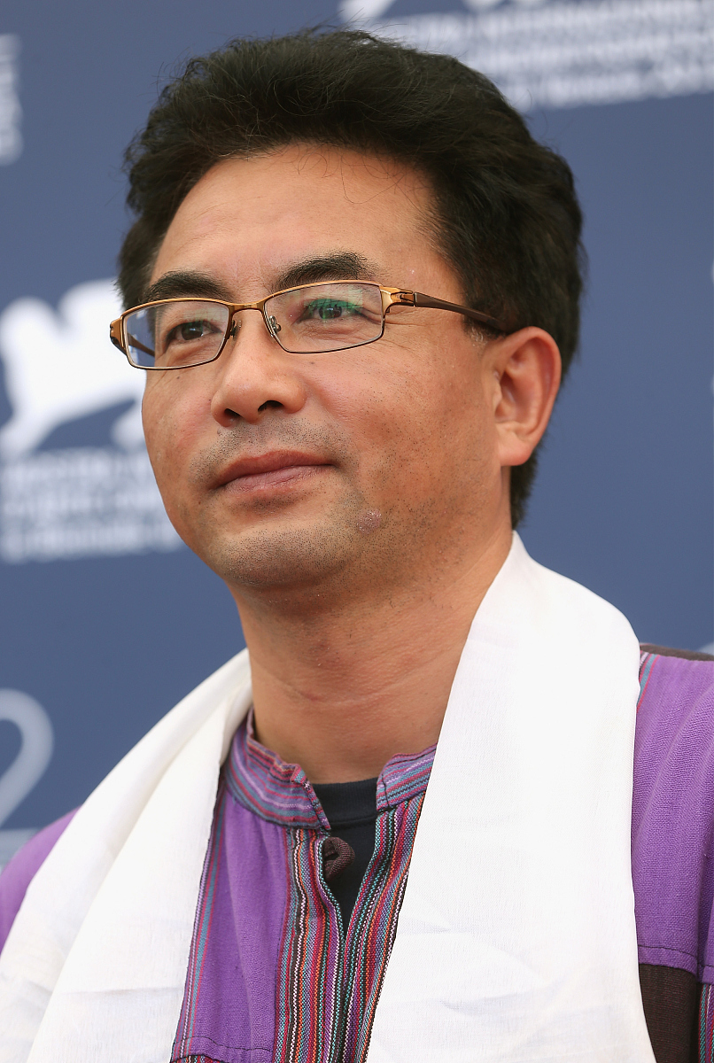 视听语言结合万玛才旦导演的电影《撞死了一只羊》从场面调度的知识内容出发探讨人物与空间的关系所形成的主题意蕴。以小论文的形式完成写作希望有更加多元和深度的表达空间来完成写作。根据以上内容写的文章帮我起一个简短有概括性的题目
