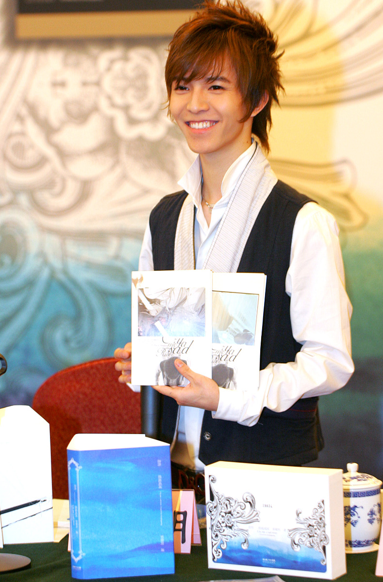 2007年5月10日,上午,郭敬明2007最新长篇小说《悲伤逆流成河》限量珍