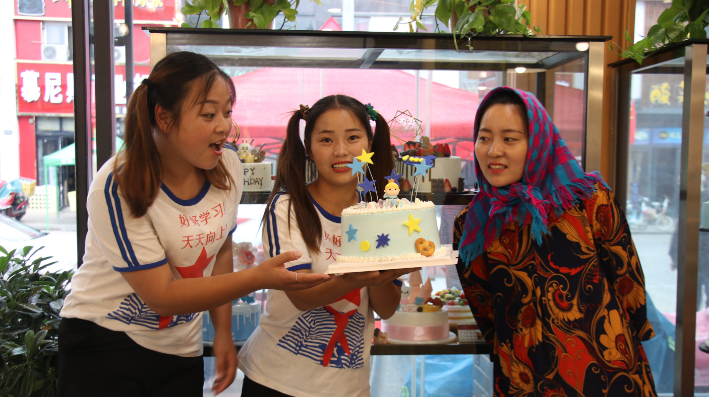 妈妈生日,傻妞去给妈妈买生日蛋糕,妈妈开心奖励傻妞小熊棒棒糖