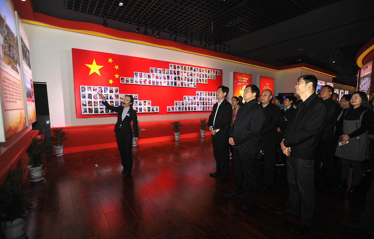 张正路于2022年《新时代红色基因四位一体传承探析》中写到了红色基因源于传承贵在创新重在发展。红色基因的数字化传承需注意由谁传承、传承给谁、传承什么、如何传承等问题构建红色基因四位一体传承模式分析其对于红色基因数字化传承的贡献然后分析其不足