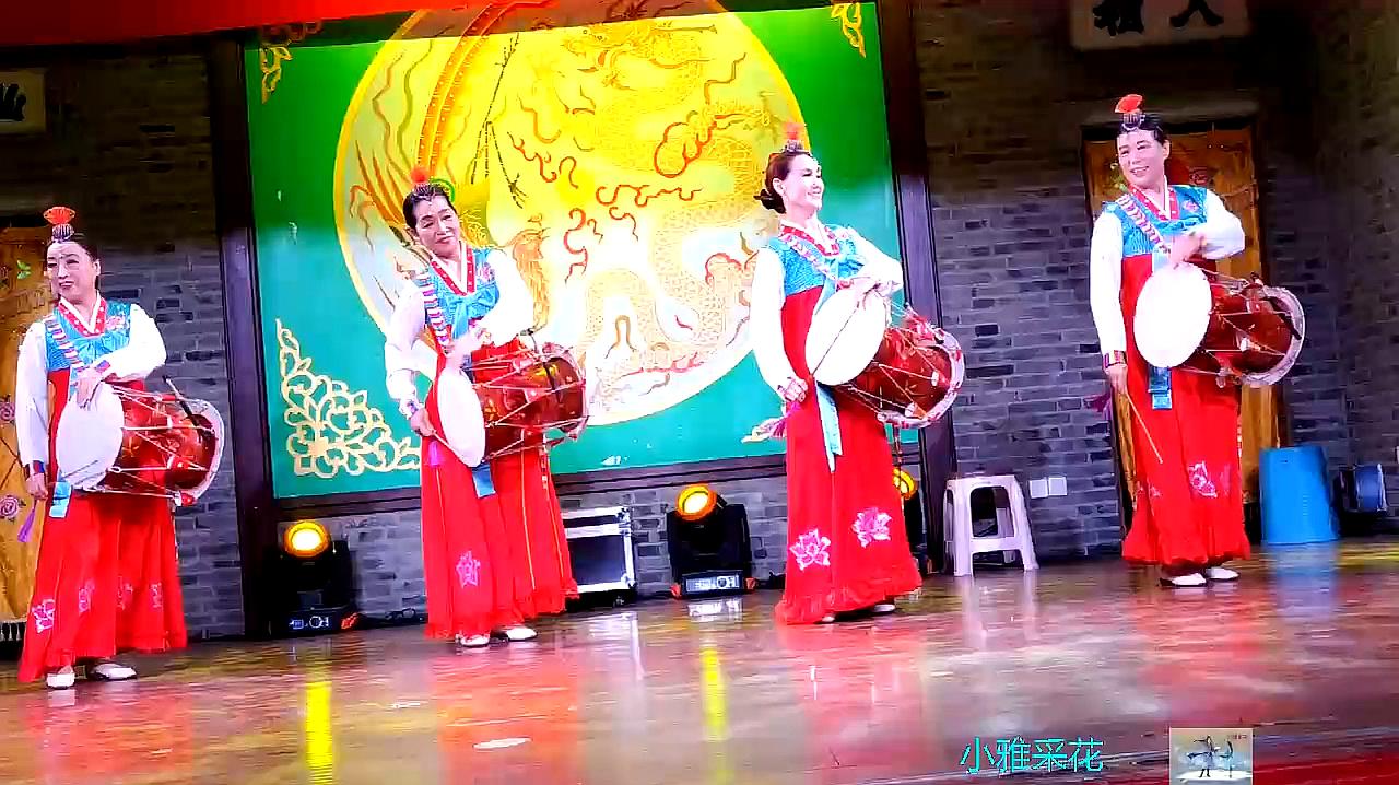 她们表演的朝鲜族舞蹈《长鼓舞》;鲜明的民族特