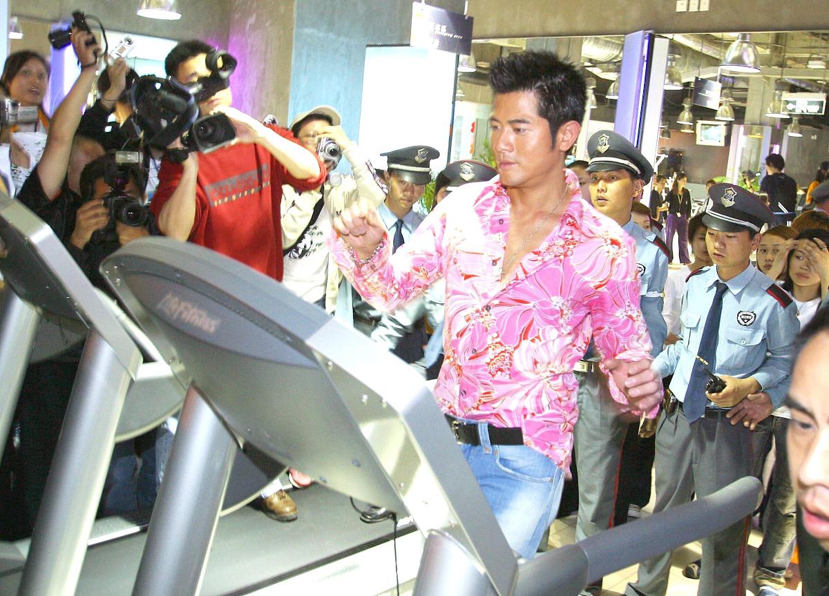 2004年5月8日,香港艺人郭富城在杭州为某品牌做宣传,在健身房的跑步机
