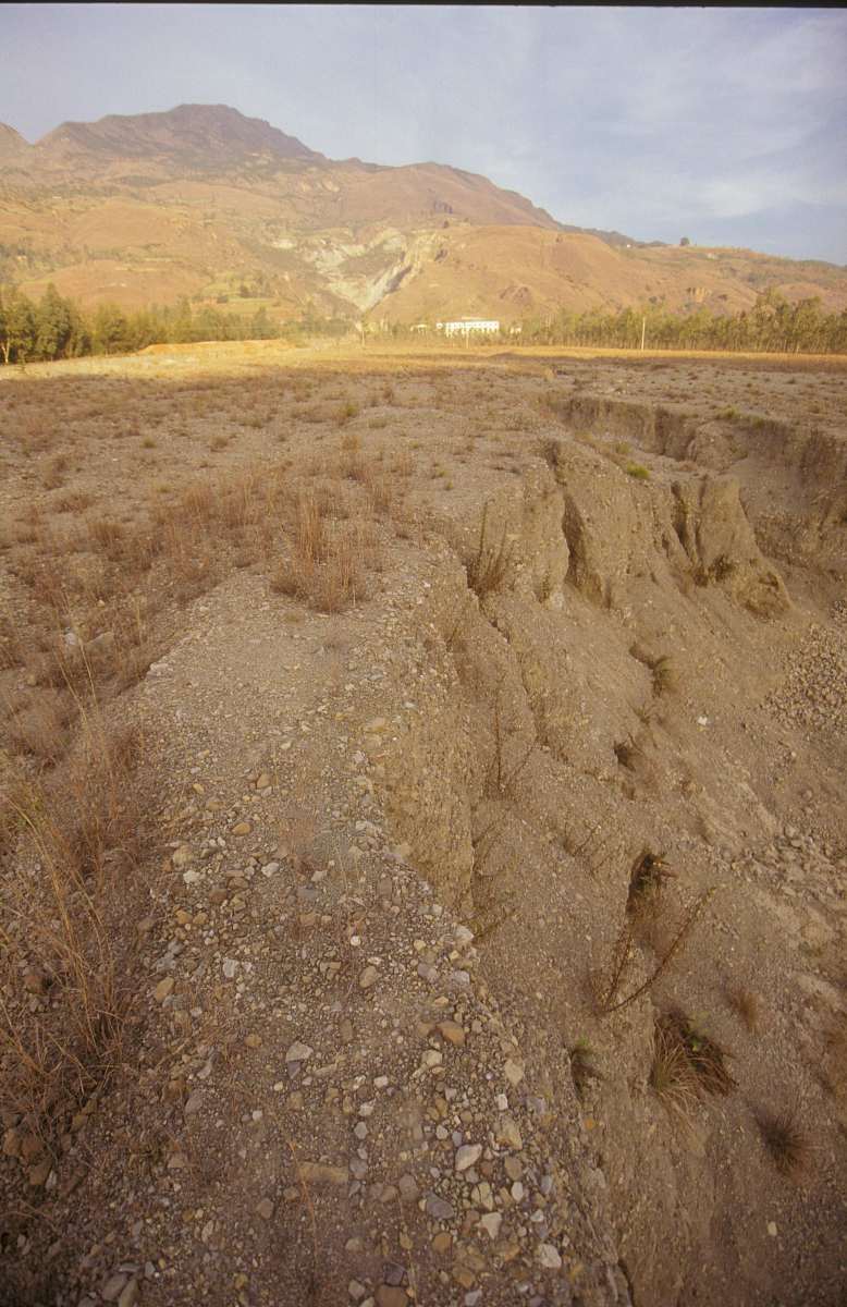 金沙江边,云南巧家县大寨乡的地质灾害威胁众生 ,1996年12月12日摄+++