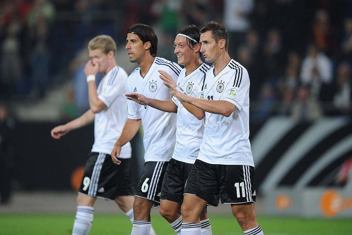 用大M法求解如下线性规划问题使用单纯型表 max z =10x1+15x2+12x3 约束条件如下5x1+3x2+x3≤9;−5x1+6x2+15x3≤15 2x1+x2+x3≥5 ;x1x2x3 ≥0