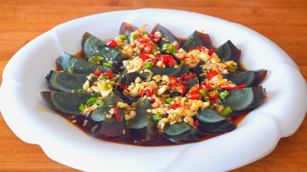 饭店的凉拌皮蛋为啥这么好吃?其实做法很简单只需掌握料汁的调法