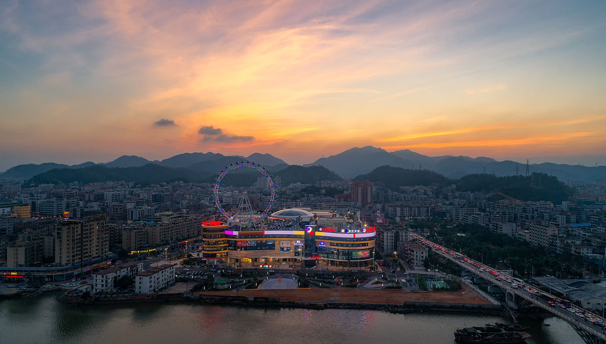 2019年3月30日,广东珠海,斗门商业综合体大信新都汇,楼顶摩天轮.