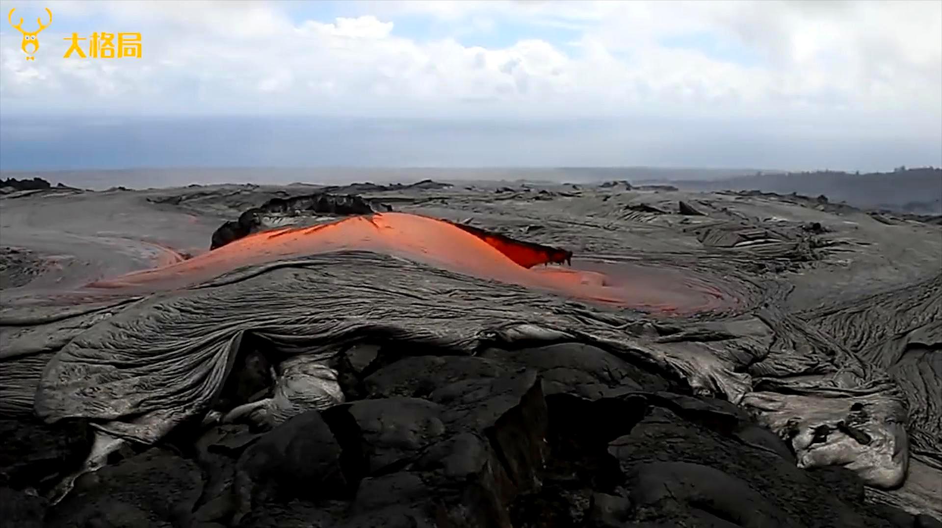 [图]火山熔岩流出,形成一条“红色的河流”,画面让人感到刺激