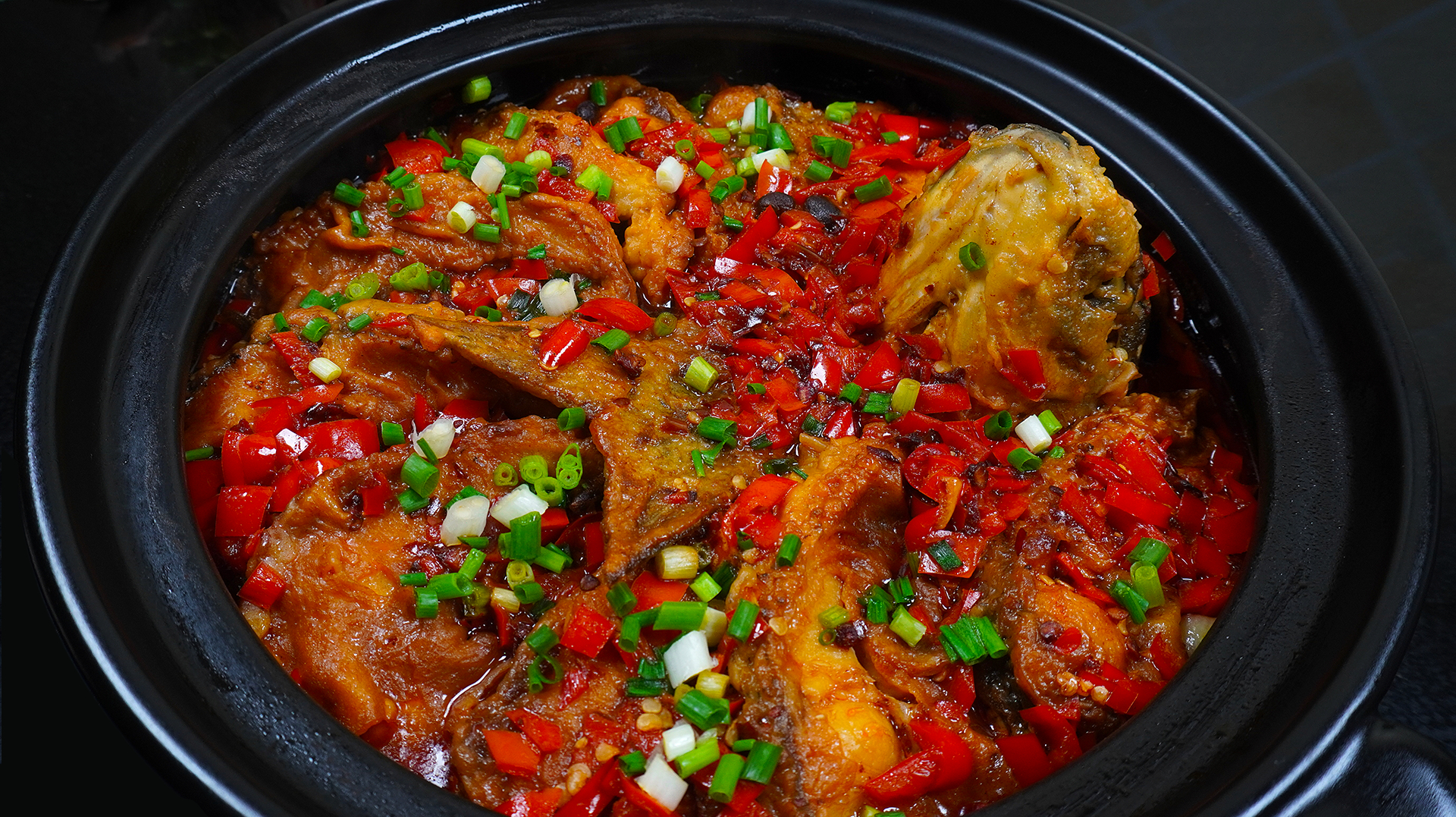 草鱼用砂锅这样炖着吃,鲜香入味,鱼肉鲜嫩,出锅大人小孩抢着吃