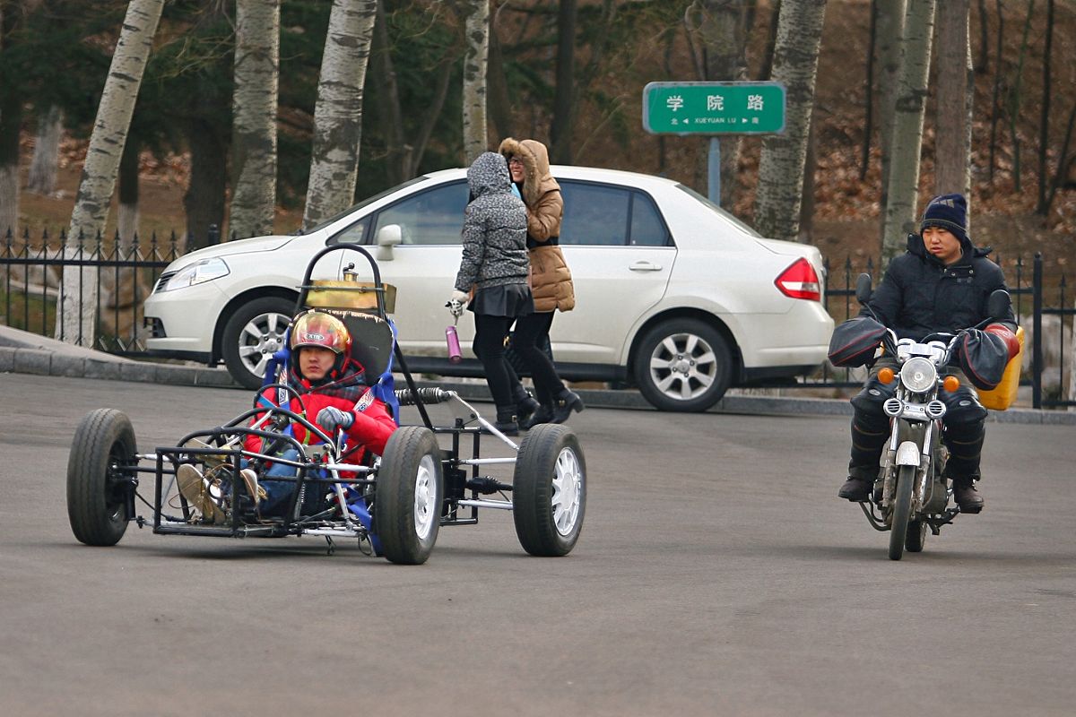 2014年12月11日,在山东烟台鲁东大学,用废旧汽车零件打造的方程式赛车