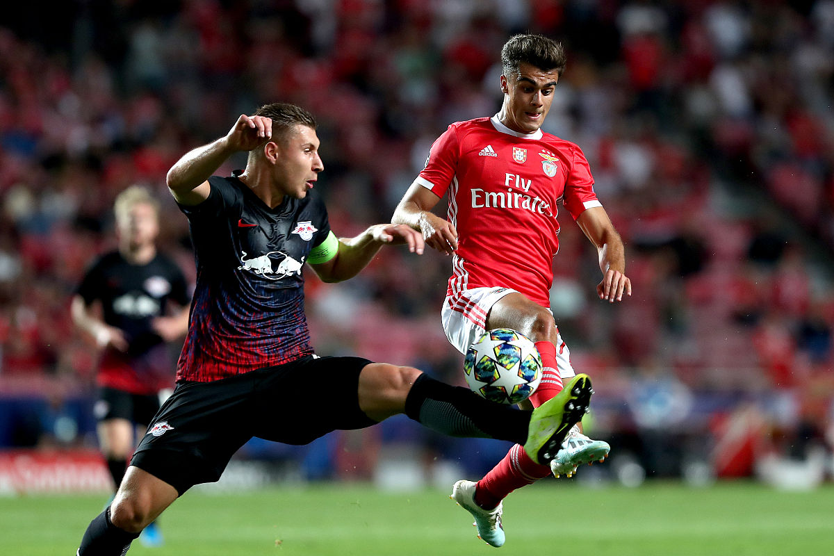 jota of sl benfica (r ) vies with willi orban of rb leipzig duri