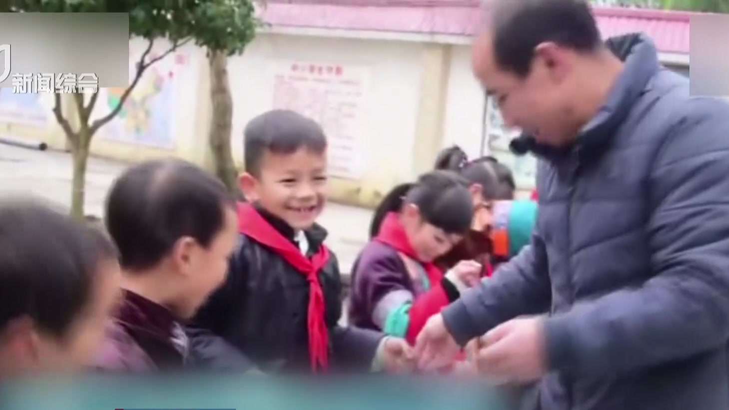 学生手拎猪肉照片再刷屏:广西侗乡一小学又为优秀学子颁发猪肉奖励