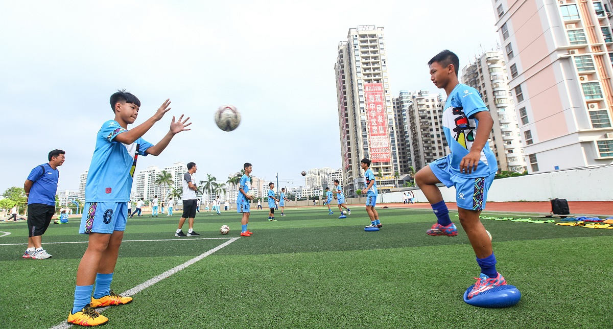 足球不会颠球该怎么练习