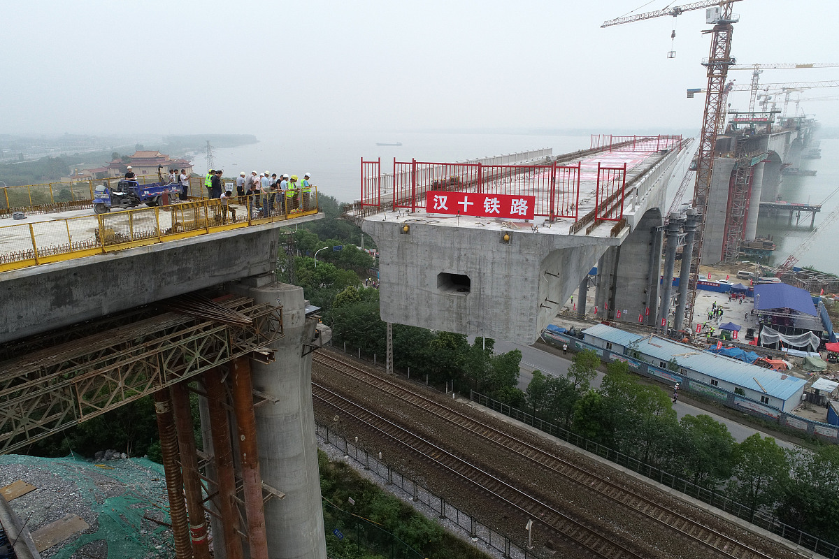 武汉铁路桥梁高级技工学校2021年招生简章 - 培养高素质铁路桥梁技工人才