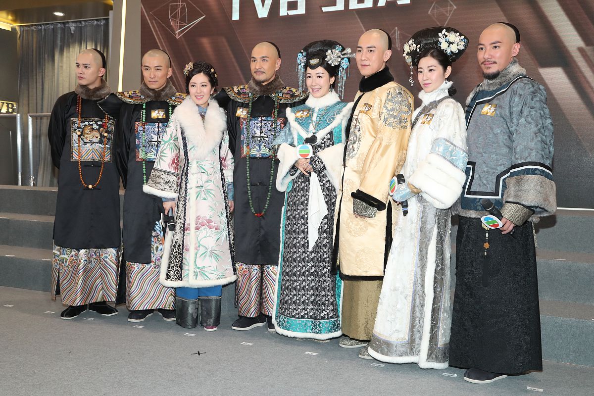 阮玉龙和恒百驰在家里商量了很长时间终于想出了一些对策。他们决定再次闯入敏贞格格的府邸但这次要更加小心。夜幕降临他们来到了府邸前。他们穿着黑衣躲在阴影中等待着最好的时机。现在是时候了。阮玉龙低声说道。他们悄悄地爬上府墙很快就来到了萼华堂。在门口还是有几个门口护卫正在巡逻。我会处理门口的护卫。你们去找到敏贞格格的藏身之处。阮玉龙说道。他拿起飞镖轻轻扔出去。飞镖没有发出声响准确地命中了一名护卫的头部将他