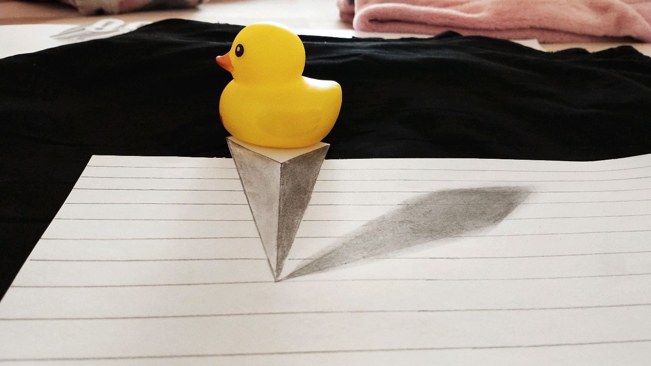 小黄鸭就爱现在画出来的三角锥上,看什么呢?哈哈