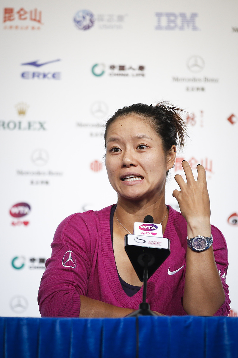 请参考以下资料写一篇新的文章需要全新的标题不少于4500字。原文如下：近段时间久违露面的李娜再次出现在镜头前！已经41岁的她大变样了！鼻子高挺下巴似锥子甚至有球迷直呼美得认不出了怀疑李娜整容了！与运动员时期的李娜相比现在的她肤白貌美身材纤细高挑虽然已经是两个孩子的妈妈但她的脸上以及身材上没有任何岁月留下的明显痕迹。真的是年轻美艳似少女！据悉本次出现在镜头前李娜是在拍广告！看得出来虽然已经退役多年但