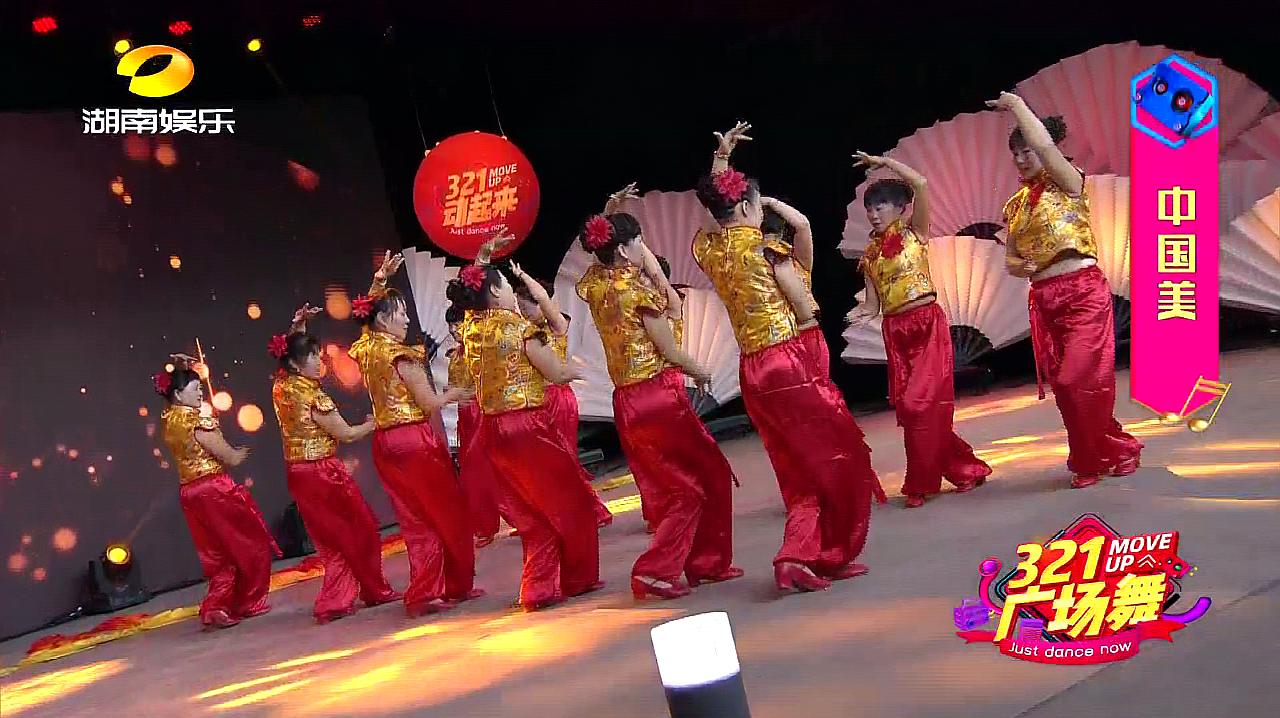 中国风广场舞《中国美》,大妈真贵气:各个穿了黄马褂!