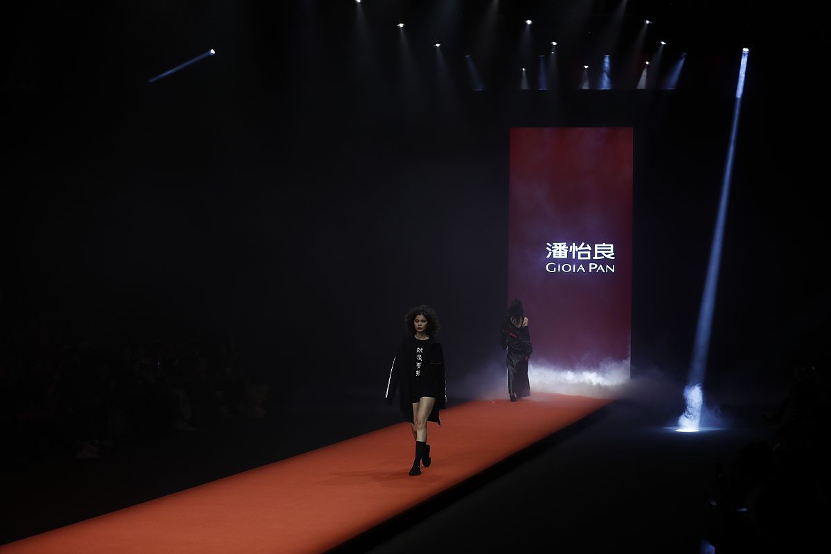 拍摄时装日场景：5秒内呈现时尚盛宴
