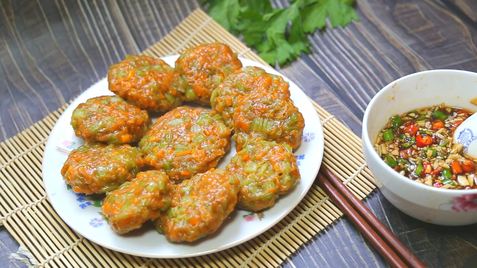 昨天去菜市场,花了一块两毛钱买了一根芹菜,五毛钱的胡萝卜,切成细碎做了一锅蔬菜饼,搭配自制