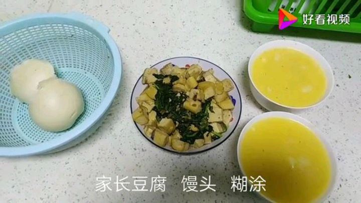 农村媳妇做家常豆腐和玉米粥,色香味俱全,蛮有食欲感