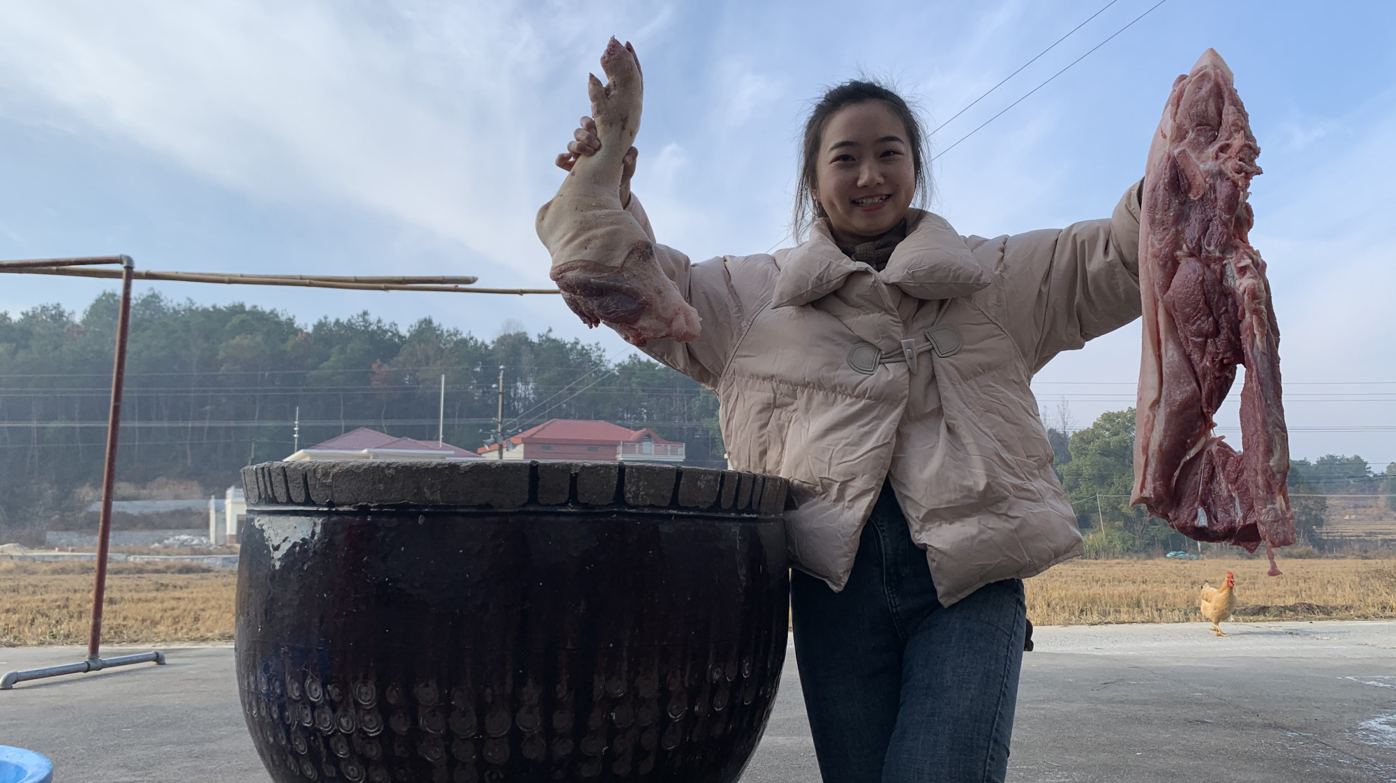 农村婆婆一次买1600元新鲜猪肉,祖传大缸都拿出来了,开始做腊肉
