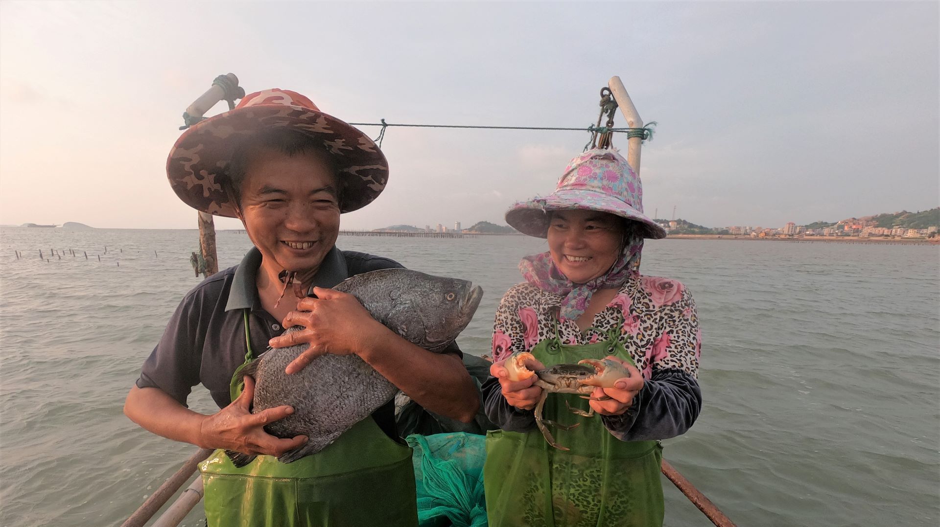 泰叔赶海抓到七八斤的大货,长的大桶都放不下,夫妻二人乐开了花
