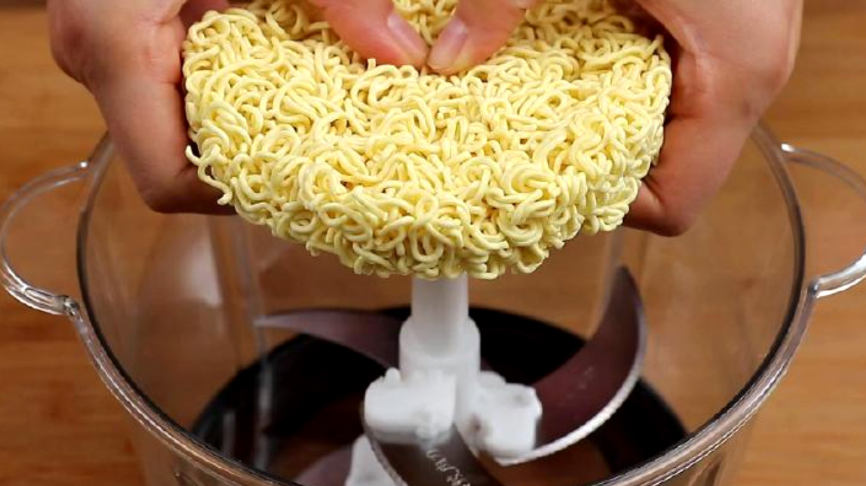 方便面最近火了,教你创意吃法,不煮也不炒,酥脆可口,太好吃了