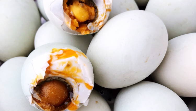 30年的土方法,腌制咸鸭蛋,个个流沙出油,做法简单,一看就会