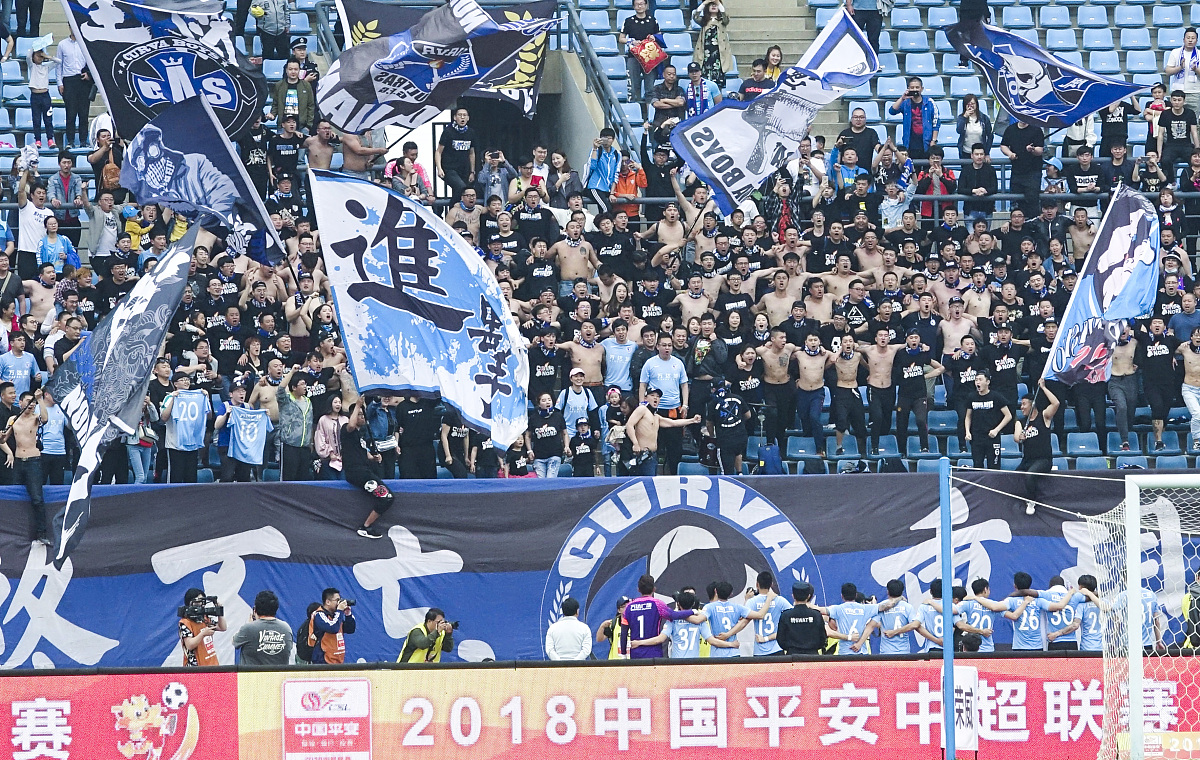 2018中超第9轮:大连一方3-0广州恒大淘宝 大连将帅赛后谢场拥抱庆祝