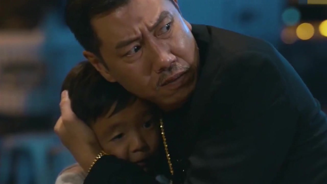 反黑:男子替人杀黑老大,黑老大护着儿子的举动,救了他一命!