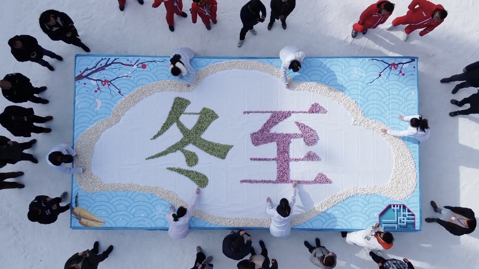 雪天雪地吃饺子!万枚饺子拼出巨型“冬至”,游客免费尝