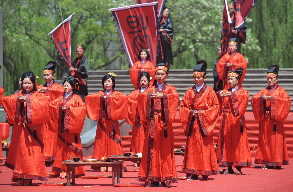 2015年05月04日,山西太原,新人们在龙潭公园春秋大鼎参加行集体汉服婚