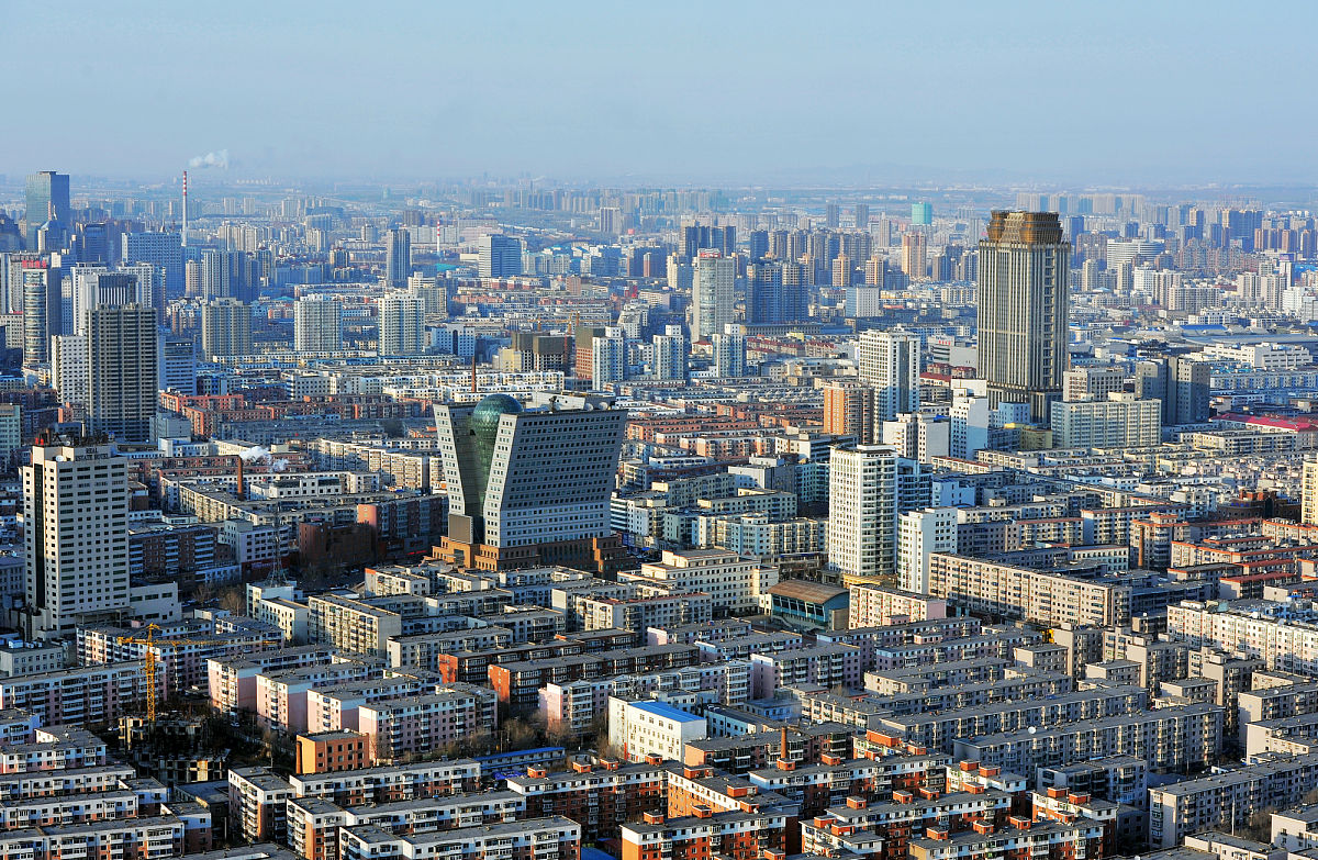 2015年3月11日,辽宁省沈阳市,200米高空俯拍城市,建筑密集如火柴盒.