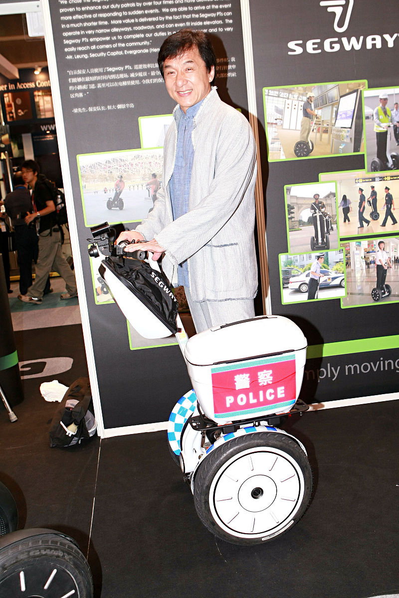 2008年6月4日,香港,成龙出席其代理的segway电动车推介活动.+++_+++成
