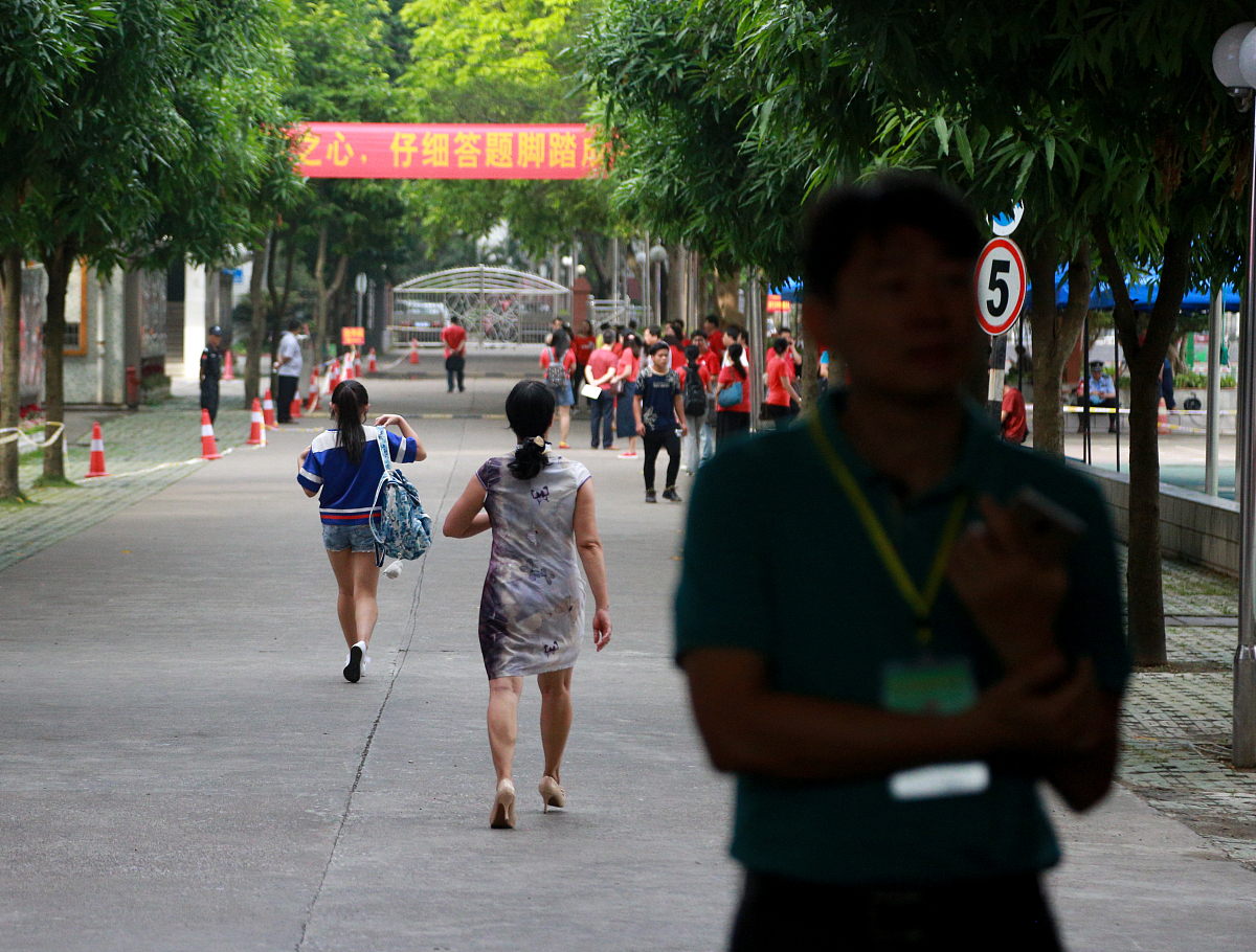 秦国距今约2200年前公元前221年。商鞅变法距今多少年