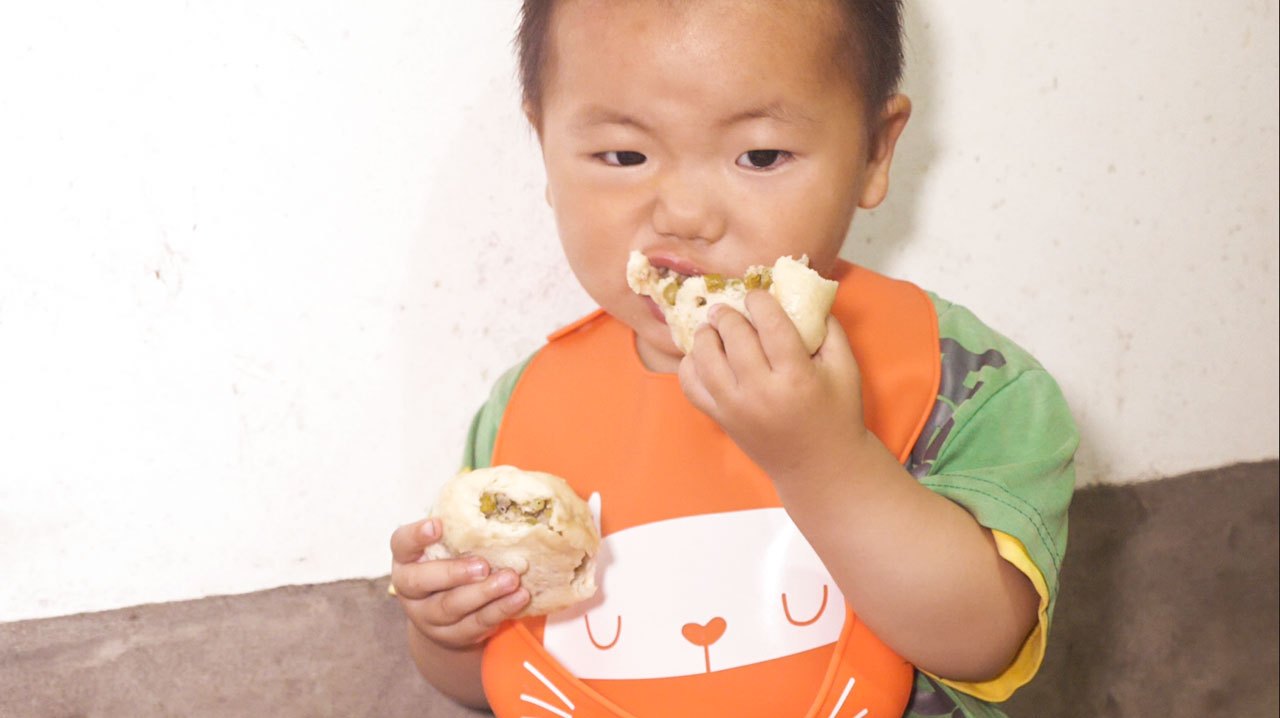 媳妇做豇豆包子,一岁多宝宝好馋,一手拿一个包子啃