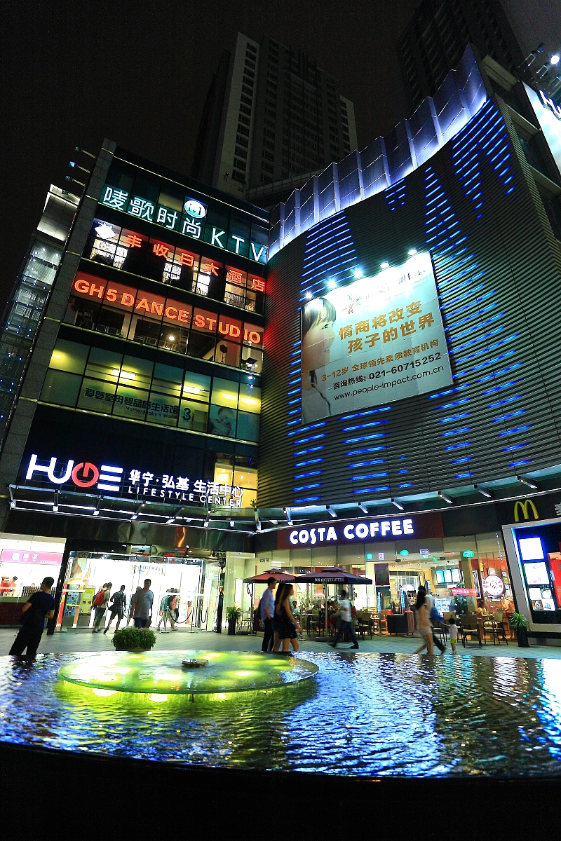 2014年08月23日,上海, 普通街区化身餐饮街      长宁区新华街道定西