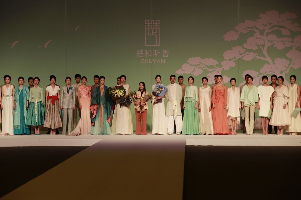 地铁安全便利有序的交通环境和良好的乘车环境使人们的生活质量得到有效地提高。把这句话换成关于宿舍管理系统的