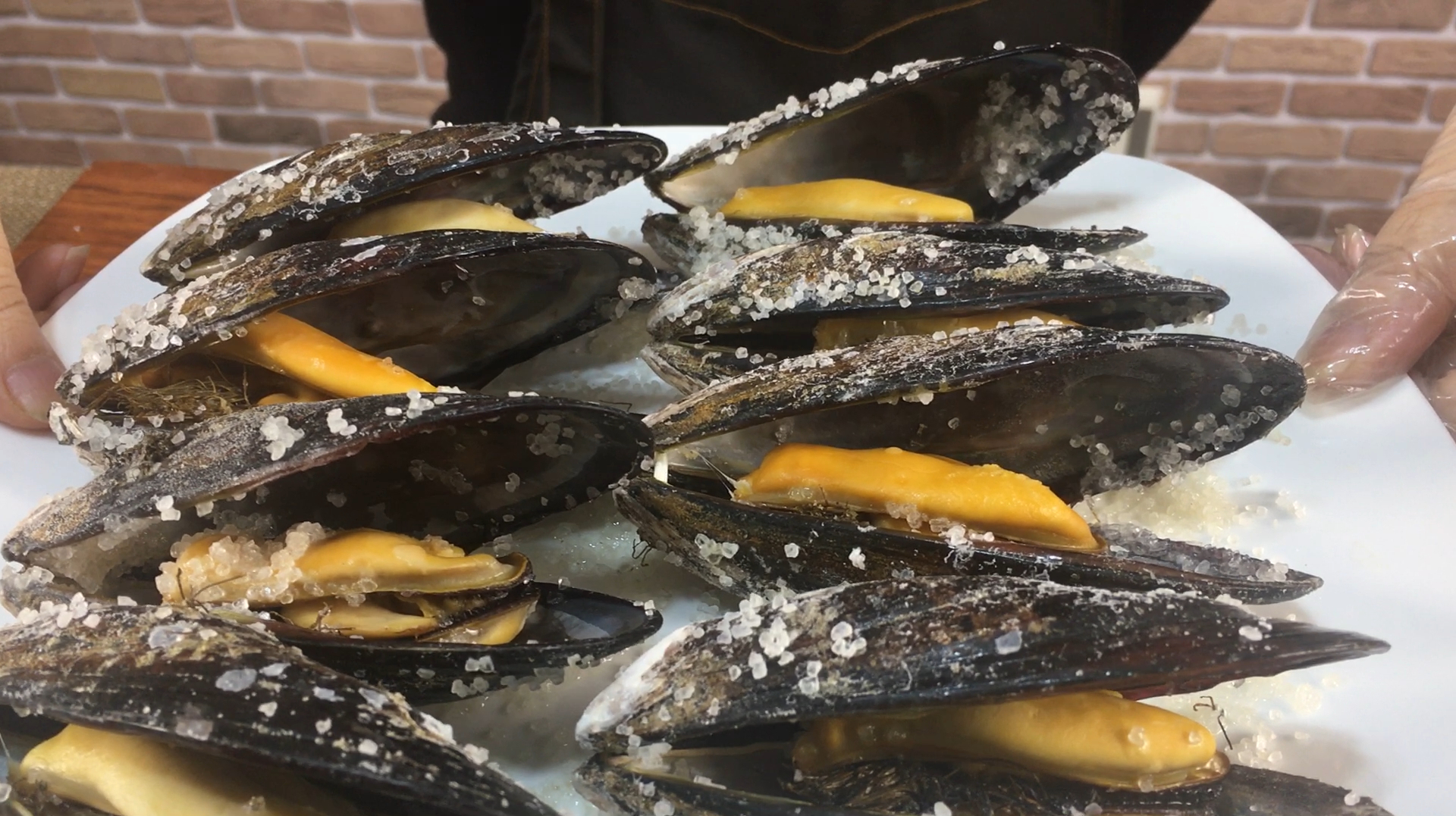 吃了二十多年的海鲜,头一次见这吃法,一人一大盘,超过瘾