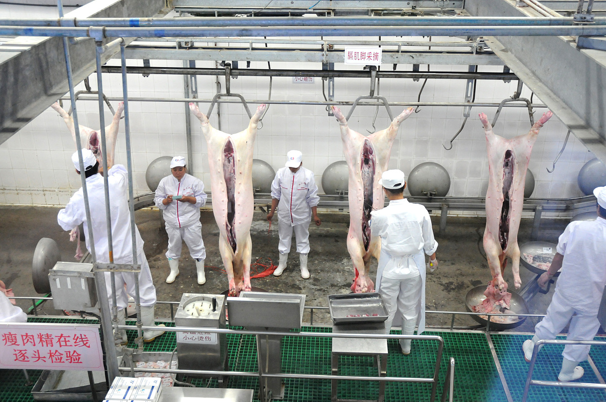 2011年3月15日央视315特别节目曝光了双汇在食品生产中使用了含有瘦肉精的猪肉。新闻中曝光的公司是双汇旗下分公司河南省济源双汇食品有限公司该公司主要以生猪屠宰为主有自己的连锁店和自己的加盟店。据该公司的销售人员介绍他们店的猪肉基本上是济源双汇公司屠宰加工的严格按照双汇的十八道检验正规生产质量可靠。但是双汇公司的十八道检验并没有包括瘦肉精检测。事情一经曝光双汇公司的股价午后开始下跌至停。双汇方面
