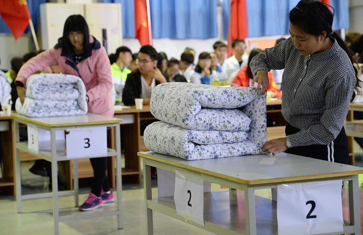 请你用比较可爱的风格写一段关于中小学军训叠被子大赛的简介要求使用emoji不少于50字