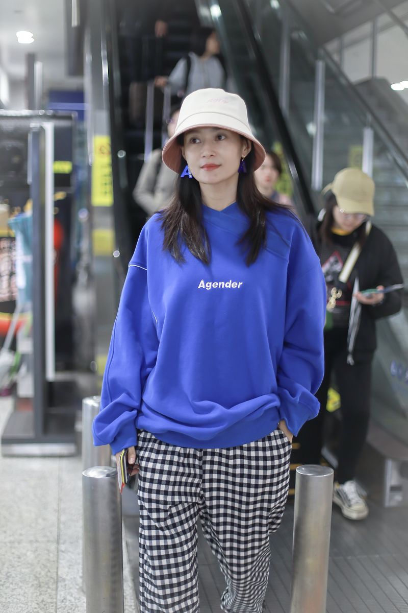 来一篇秋日卫衣时尚穿搭文案以描述服饰具体细节为主题服饰类型：深蓝色翻领卫衣单品、雪白色卫衣时尚感设计、黑色防风薄款夹克衫外套