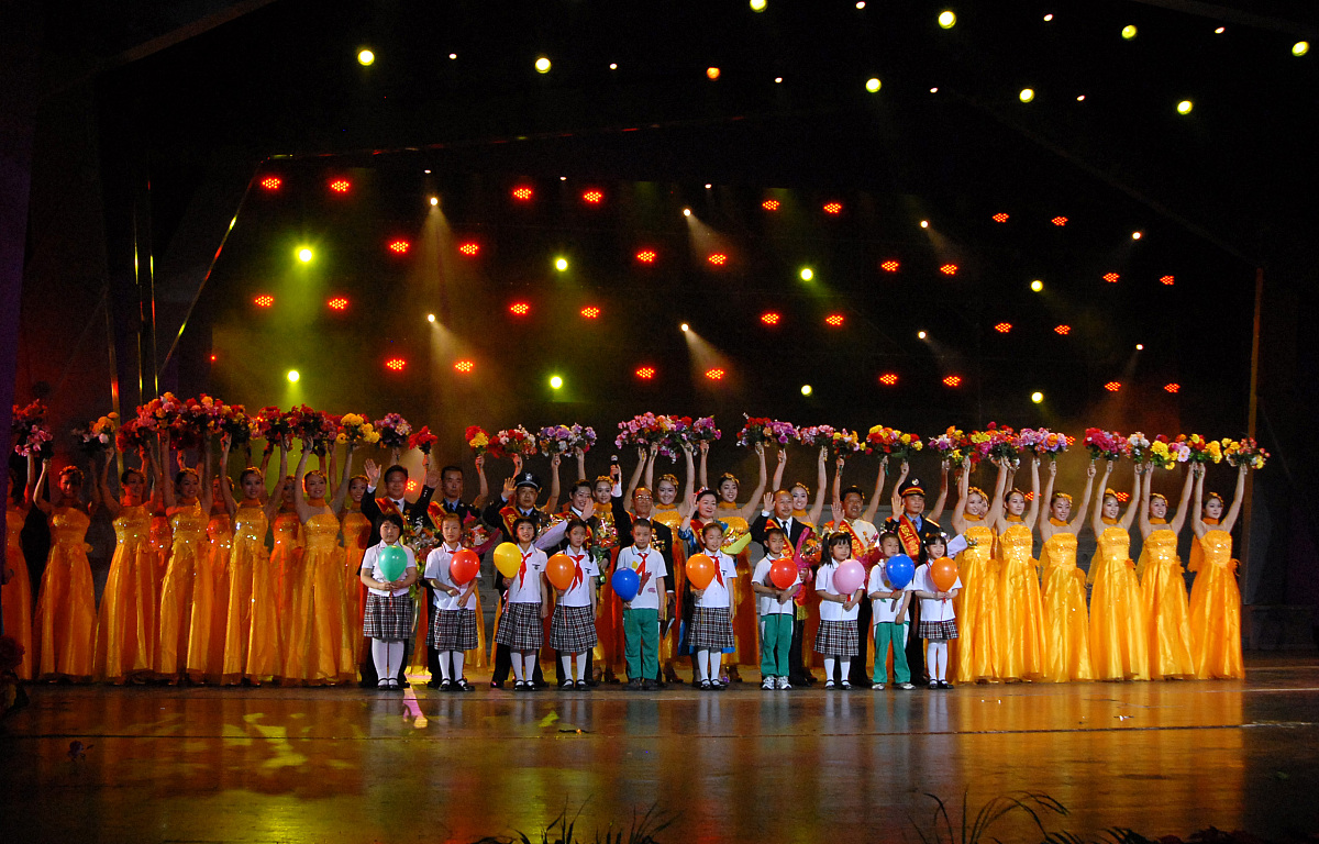 生成五一手抄报内容三份每份50字。