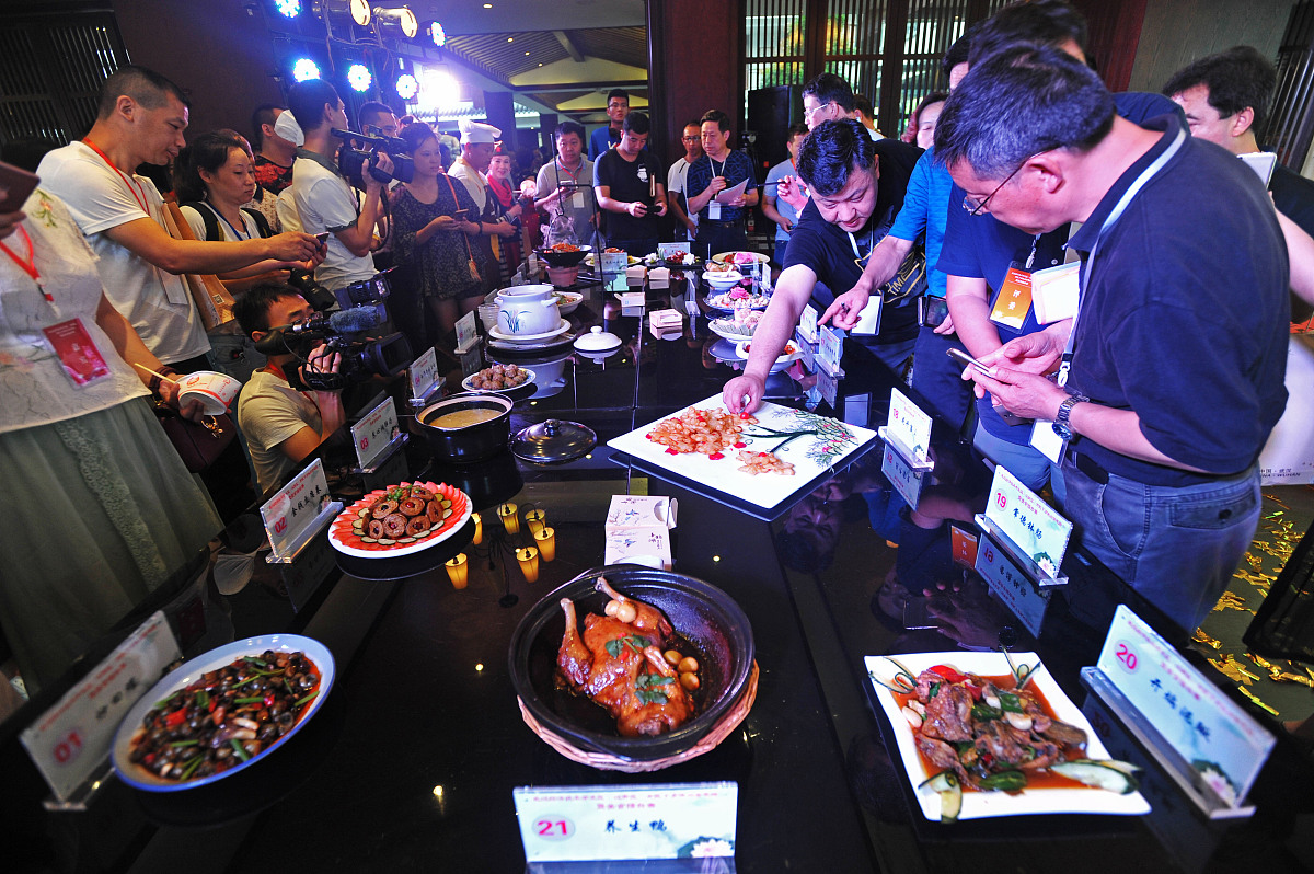 我现在有一家餐饮店做烤鱼的引流套餐是49元位仅限三天现在打算利用即将到来的五一假期开张还赠送啤酒免费畅饮请利用上述信息加上情绪词、感叹词和你写出20条宣传文案