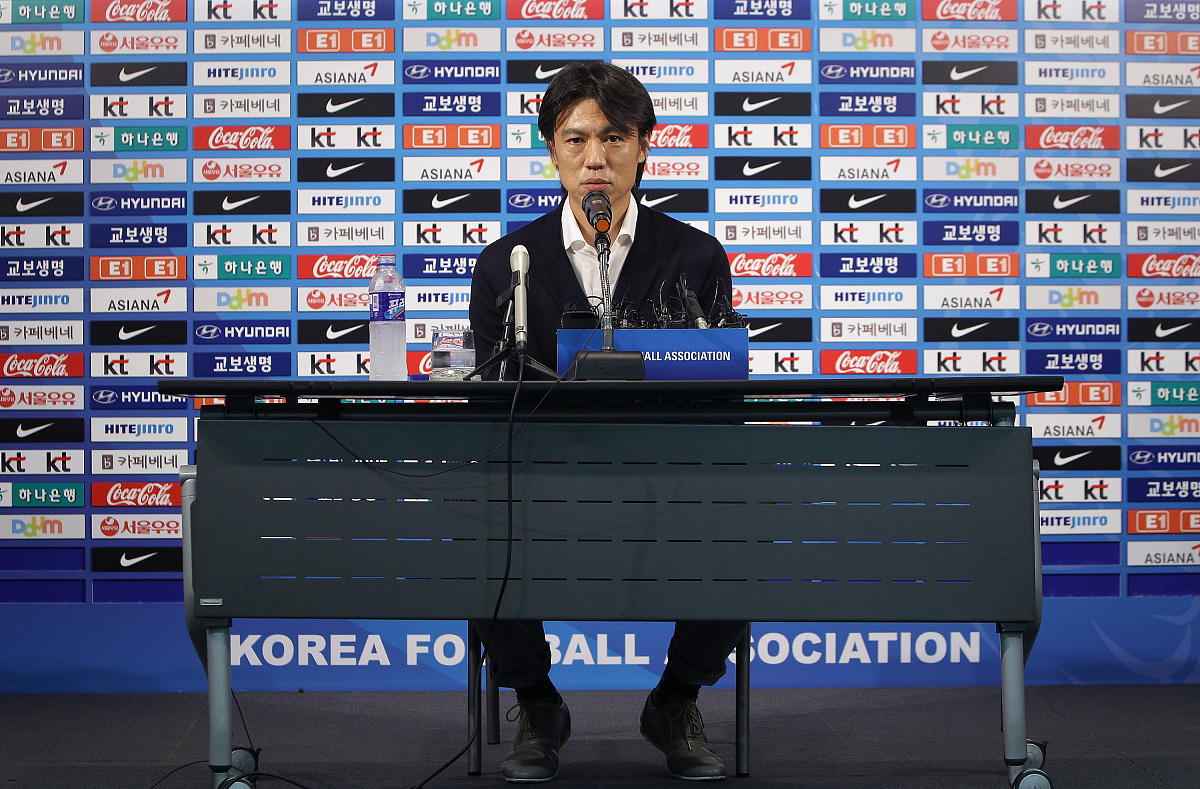 2014年7月10日,韩国首尔,韩国队主帅洪明甫正式宣布辞职,为世界杯糟糕