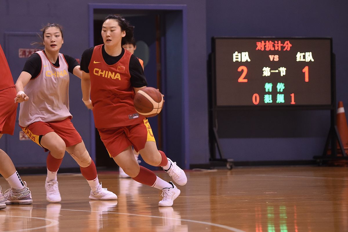 以何立葳为主题写一篇作文