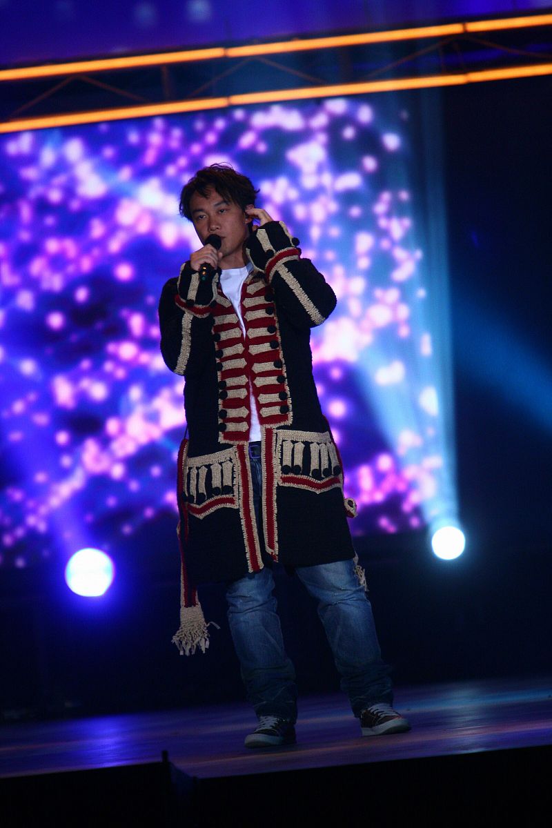 陈奕迅音乐风格演变：从早期流行到如今的现代流行