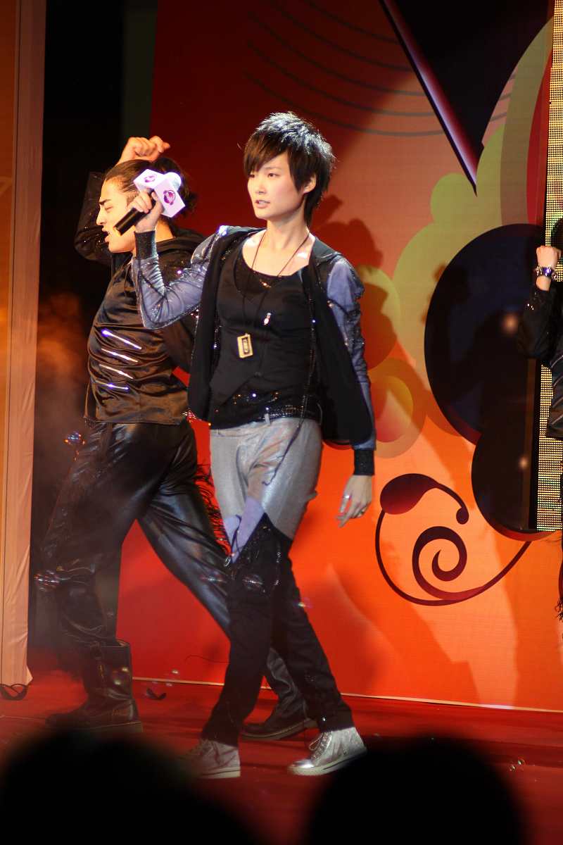 李宇春周末愉快演唱会：全国巡演首站，经典曲目+惊喜嘉宾